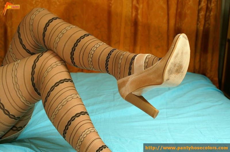 С помощью колготок подчеркивают сексуальность длинных ног