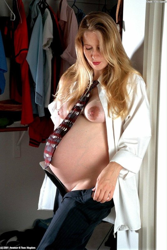 Сочная попка осталась сочной даже на восьмом месяце беременности